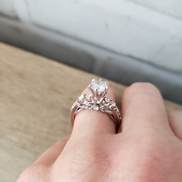 Wedding band raised cubic zirconia silver size 5 - Picture 7 of 8